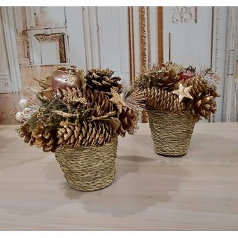 cestino con ghirlanda colore oro e rossa natalizia  in stile shabby in legno con pigne e aghi di pino natale online (4)